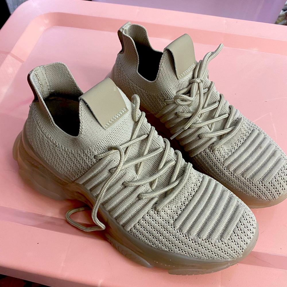 Cushionair woman’s sneakers size 9